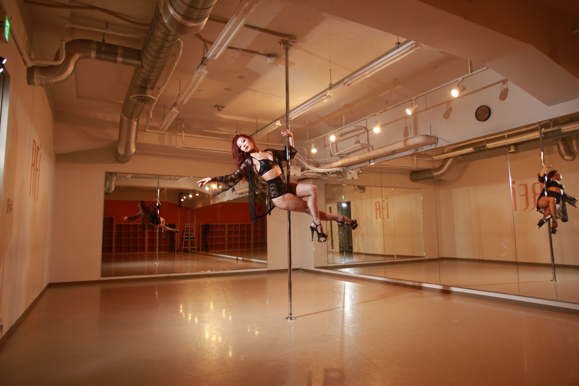 横浜 Pole Dance ポールダンス ダンスレッスン 女性限定ダンススタジオ Rei Dance Collection
