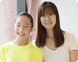 小学校６年生の女の子とお母様のツーショット。週７日Reiに通っています。